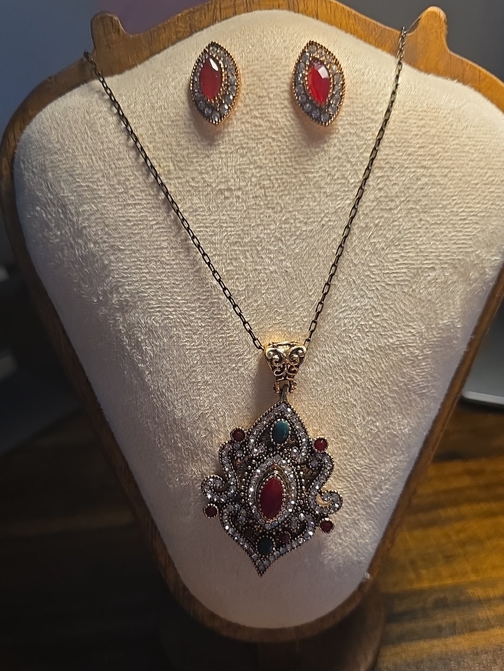 Vintage-Inspired NWT  Red Stone Pendant Necklace and Earrings Set